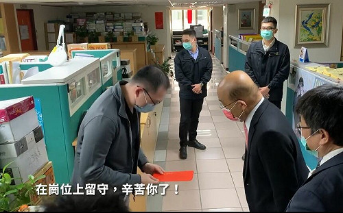 (影)蘇貞昌請辭後首露面 初一赴疾管署發紅包：在崗位上留守，辛苦了！