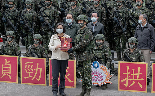 蔡英文慰勉憲兵營、保安宮參香：紮實戰訓準備 祝願國泰民安
