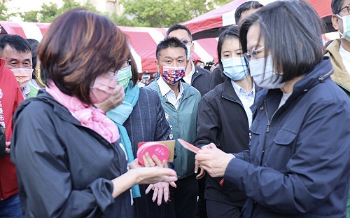 蔡英文五甲龍成宮發紅包 台大同學康裕成沾喜氣