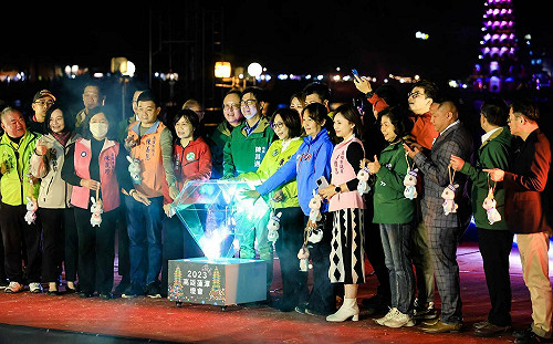 2023高雄燈會磅礡登場 首日30萬人嗨翻蓮池潭