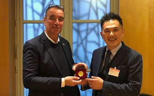 陳以信另類台法國會外交！法議員推特發合照標記｢TaiwanCanHelp｣