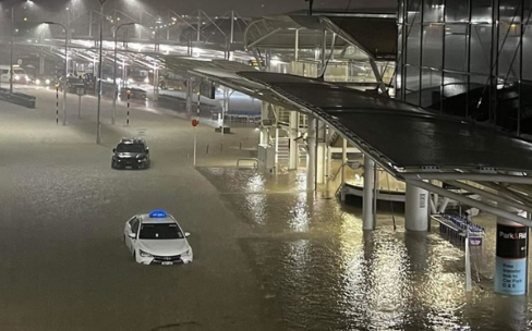 15小時內降75%夏季總雨量 紐西蘭奧克蘭「水深及胸」