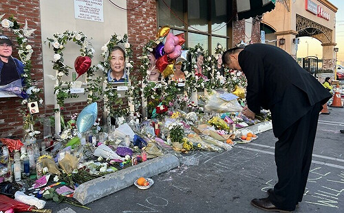 駐美官員赴加州華人舞廳槍擊案現場悼念罹難者