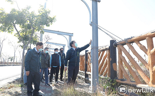 人行道太陽能板鋼柱倒塌  黃偉哲責令限期改善否則嚴懲送辦