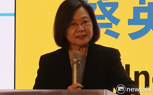 蔡英文自爆「書架上很多書沒時間讀」 史哲拜託：我剛上通路、別只看封面就決定好壞 