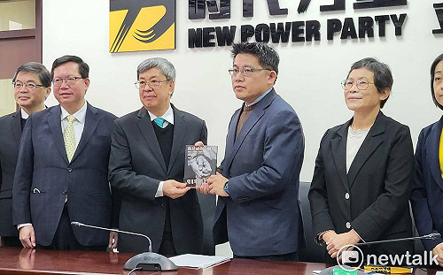 拜會時力黨團收到這本書 陳建仁直呼：很感動