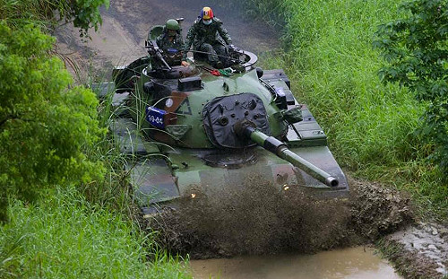 抖音驚見現役國軍與武器照流傳 八軍團：招募士官軍服照遭冒用