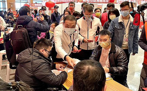 年後轉職求職者擠爆會場 新北就博會開春媒合達42%  