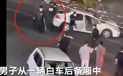 (影) 黑道囂張! 廣西黑衣惡煞當街持械砸車 警方 : 案情不便透露