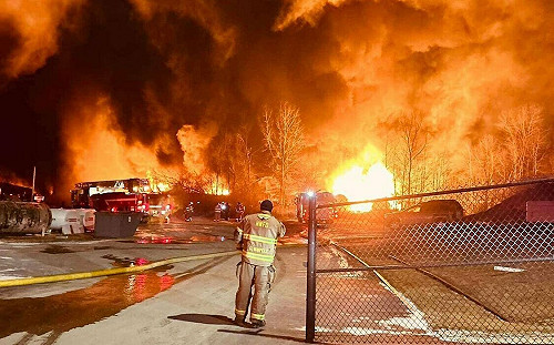 橘紅烈焰照亮夜空！美傳火車出軌爆炸起火傷亡不明 緊急疏散方圓1.6公里居民