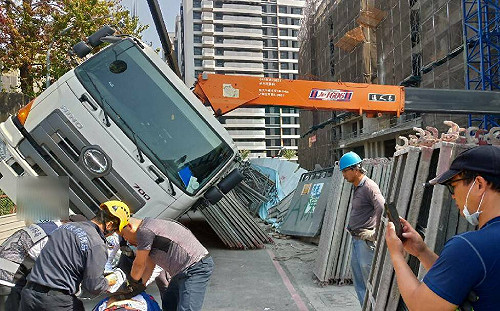 高雄工地傳意外  板模墜落砸傷2名工人1命危