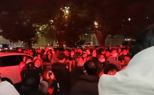 (影) 騙上船後抽梯子! 開發商賣完房子產業園就撤資 業主衝眉山市府抗議