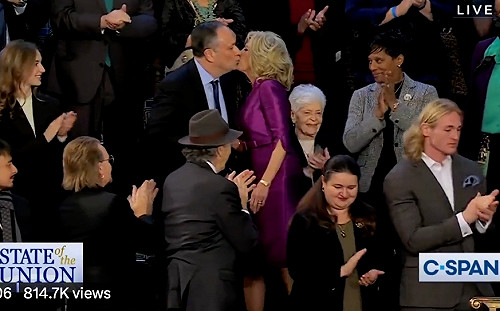 太「厚禮數」了! 美第一夫人「嘴對嘴親吻」第二先生? 影片爆紅網瘋傳