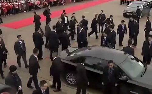 (影) 守靈? 習近平座車派30隨扈護駕 網酸 : 可配黑人抬棺音樂
