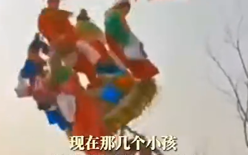 (影) 西安「社火」遊行出意外! 站兩樓高平臺表演撐竿突斷裂 5孩童摔落送醫 