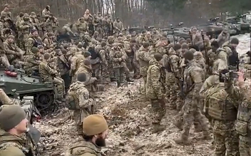 (影) 俄國偷偷大反攻首日就損8戰車 烏軍前線大列陣 展示無懼決心