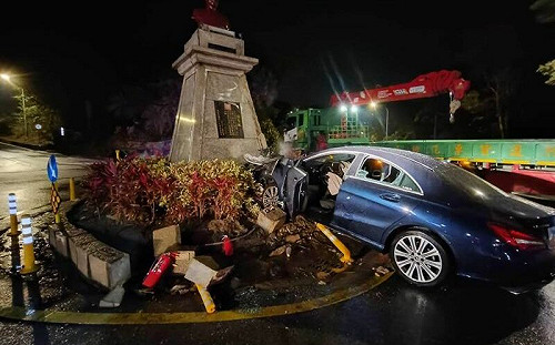 金門賓士酒駕！自撞圓環車頭冒火