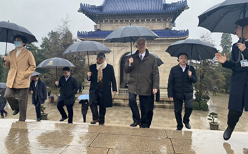 爬392石階謁陵孫中山 夏立言：宛如訪中的心路歷程