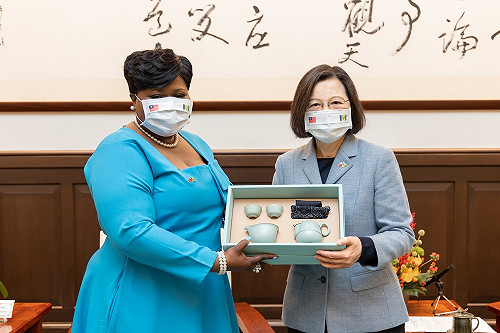 蔡英文：今年起增加獎學金名額 歡迎聖文森學生來台深造 