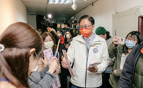 桃市186對新人登記結婚 張善政贈「脫單筷」祝單身者「快快脫單」