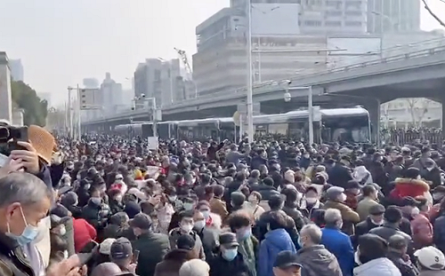 (影) 中國爆發「白髮革命」！ 武漢、大連老人上街抗議醫保 警方人牆封鎖