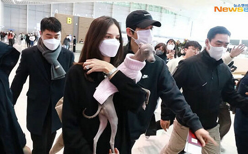 宋仲基「一家四口」高調現身機場！孕妻陪飛匈牙利拍電影