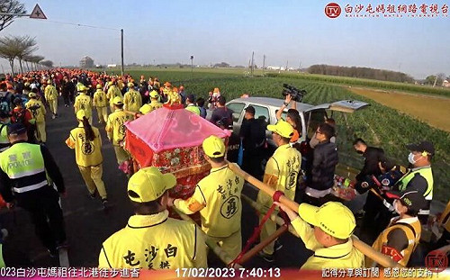 日本記者衝入人群！媽祖佛心舉動曝