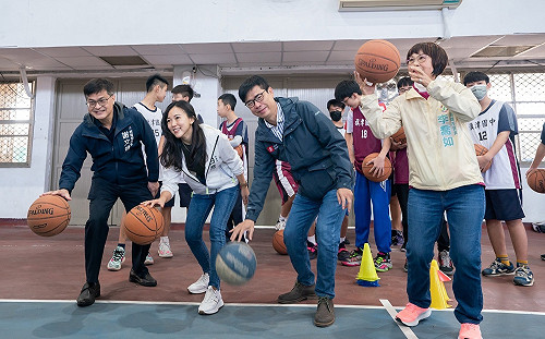訪視旗津國中雙語籃球社團 陳其邁與師生英語互動秀球技