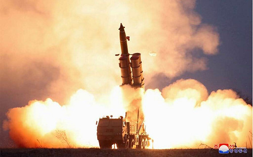 再射2短程導彈？北韓官媒迅速發文：600毫米口徑超大型火箭炮射2火箭彈