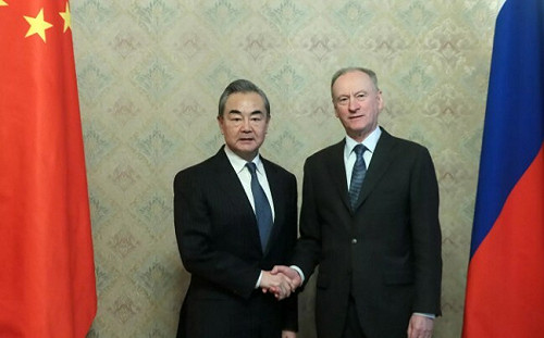 王毅出訪俄羅斯稱中俄關係堅若磐石 普丁親信：兩國應團結對抗西方