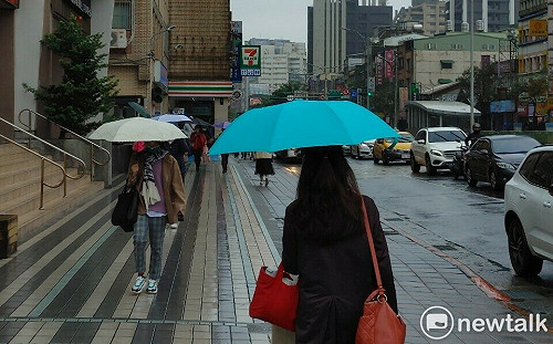 228連假天氣一圖看！冷氣團明天報到北台濕冷低溫下探10度