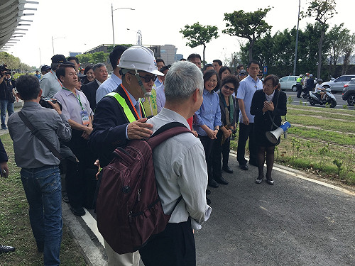 體驗高雄輕軌 蔡總統：「菊姐，該有的都有了」
