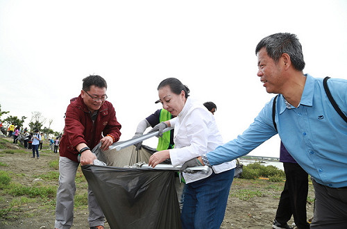 世界地球日揪團淨灘  張花冠率隊擦亮高跟鞋教堂