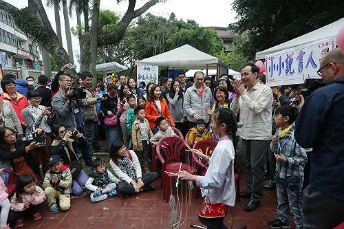 閱讀日多讀書 朱立倫：每天看臉書也記得要多看書