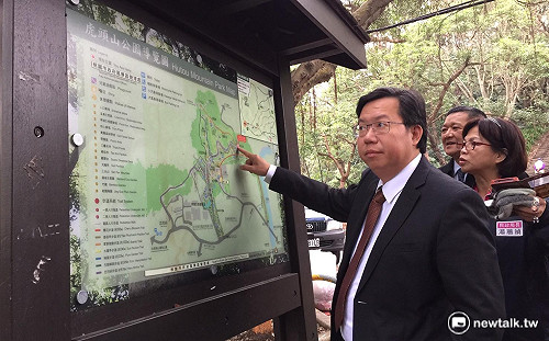 鄭文燦垂直施政手腳快 里長直接line藍議員常跟著跑