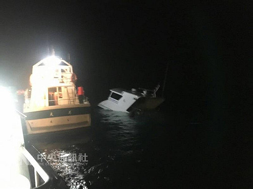 澎湖遊艇意外擱淺 68名遊客獲救