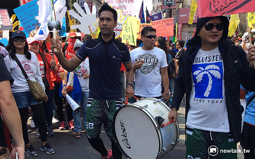 移工遊行超酷 樂隊沿街敲鑼打鼓