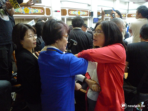 前瞻再演主席台包圍戰　藍綠女將扭打、吹哨攻擊