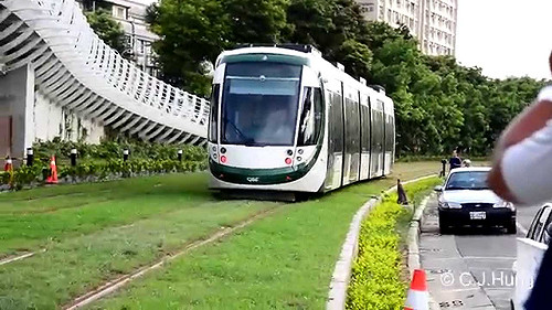 高雄輕軌車門卡住 乘客拍影片PO網喊扯