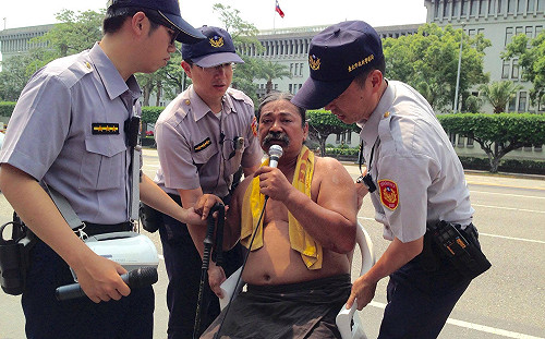 警方強制驅離凱道原住民 兩人受傷