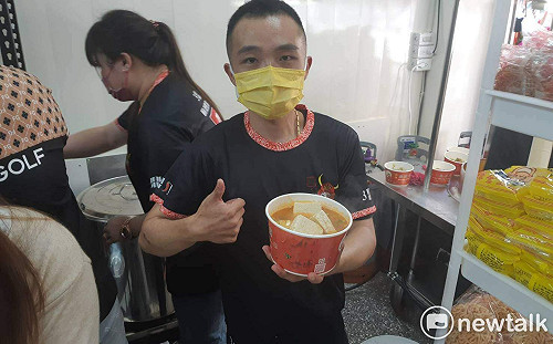 嘉義鐵工師傅轉行賣麻辣鴨血臭豆腐 餐點品名太勁爆