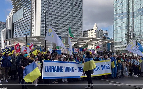 布魯塞爾反戰遊行 數千人支持烏克蘭、聲討普丁