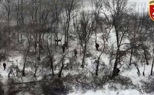 (影)烏克蘭堅守巴赫穆特!砲兵、無人機合作殲敵 火箭轟爆俄軍裝甲車