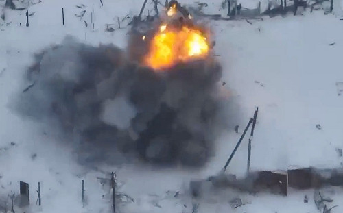 (影)殘酷戰場！疑俄軍車輛誤入雷區 15秒車毀人…