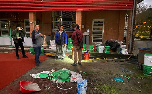 廠商倒油漆將雙溪染成藍色多惱河 新北環保局究責