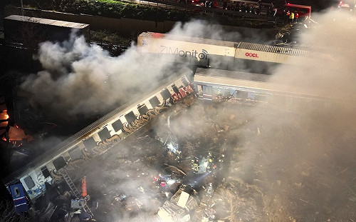 (影) 希臘火車對撞出軌釀26死85傷 現場冒濃烈火勢