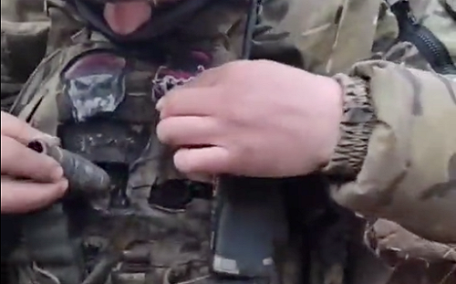 (影)每天都和死神擦肩而過！ 烏軍秀幸運「子彈穿心」照 網：可過第二個生日了