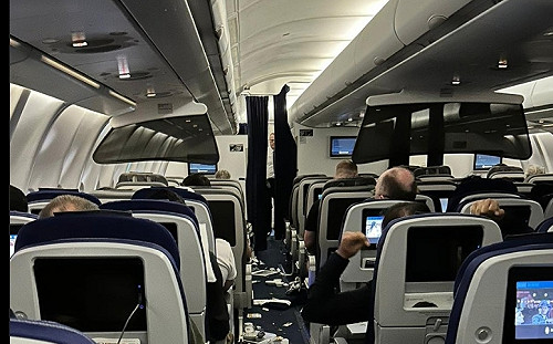 機瘟? 美接連飛安事件 一客機遭閃電擊中7送醫 另一客機空中起火緊急迫降