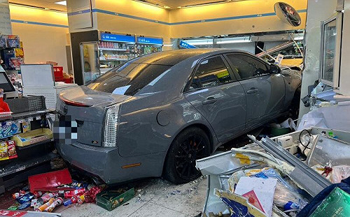 汽車暴衝撞超商　婦人遭捲車底不治