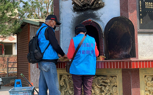 (影)賄聲賄影?南投立委補選多處投票所出現｢志工｣疑違法記錄投票者